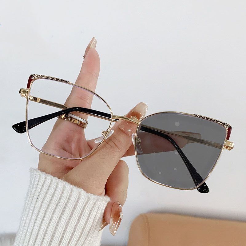 1 Pair Women's Stylish Cat Eye Fashion Glasses with Metal Frame, Color-Changing PC Lenses, Fashionable Oval Design with Black Tint on Cloudy Days