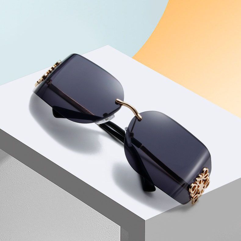 Hot New Blue Metal Frame Retro Sunglasses for Women Senior Fashion Sunscreen Glasses With UV400 Lenses