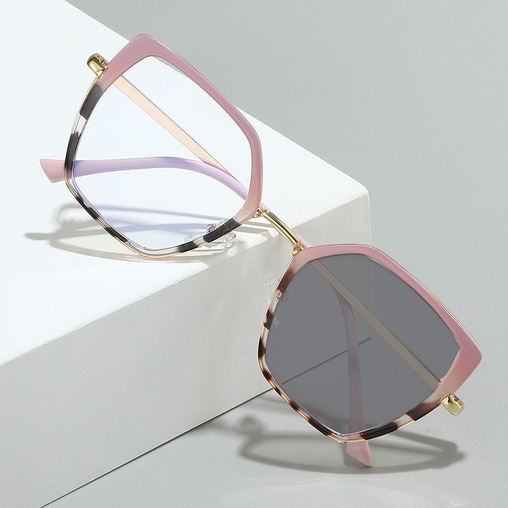 2025 New Chic Women's Metal Frame Photochromic Glasses Effortlessly Stylish and Comfortable All-Day Wear