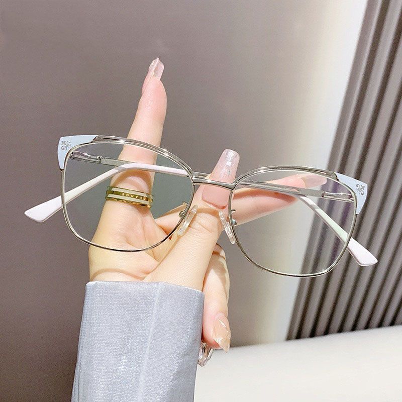 New Fashion Woman Metal Square Anti Blue Light Glasses Photochromic Eyeglasses Frames for All Face Photogray Outdoor