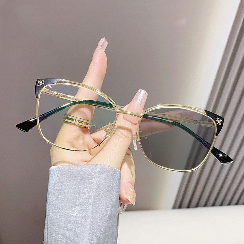 New Fashion Woman Metal Square Anti Blue Light Glasses Photochromic Eyeglasses Frames for All Face Photogray Outdoor