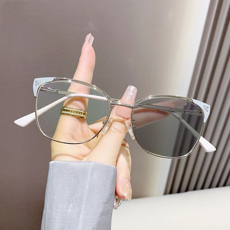 New Fashion Woman Metal Square Anti Blue Light Glasses Photochromic Eyeglasses Frames for All Face Photogray Outdoor
