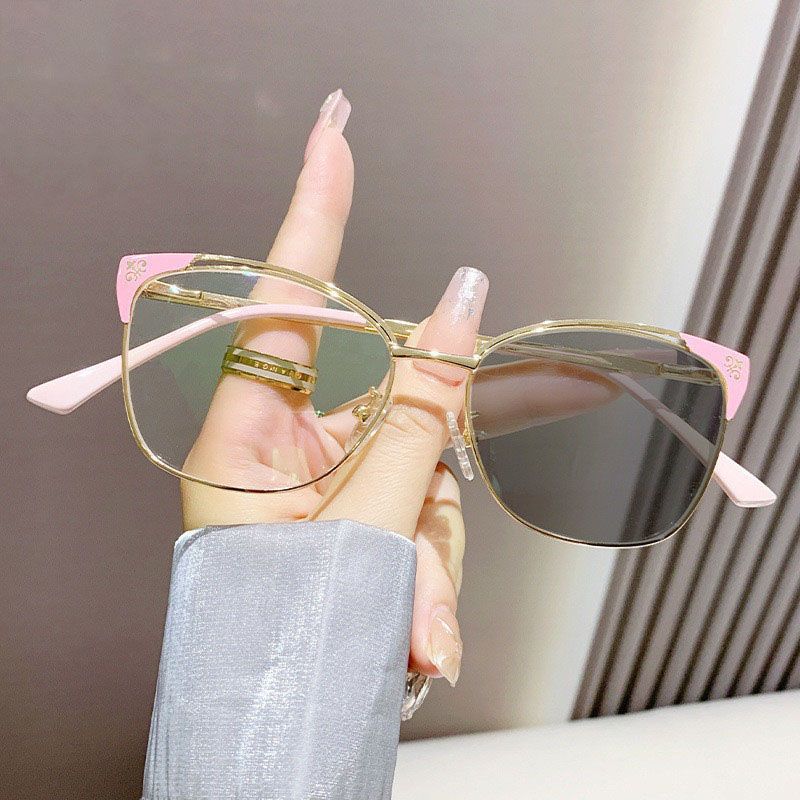 New Fashion Woman Metal Square Anti Blue Light Glasses Photochromic Eyeglasses Frames for All Face Photogray Outdoor