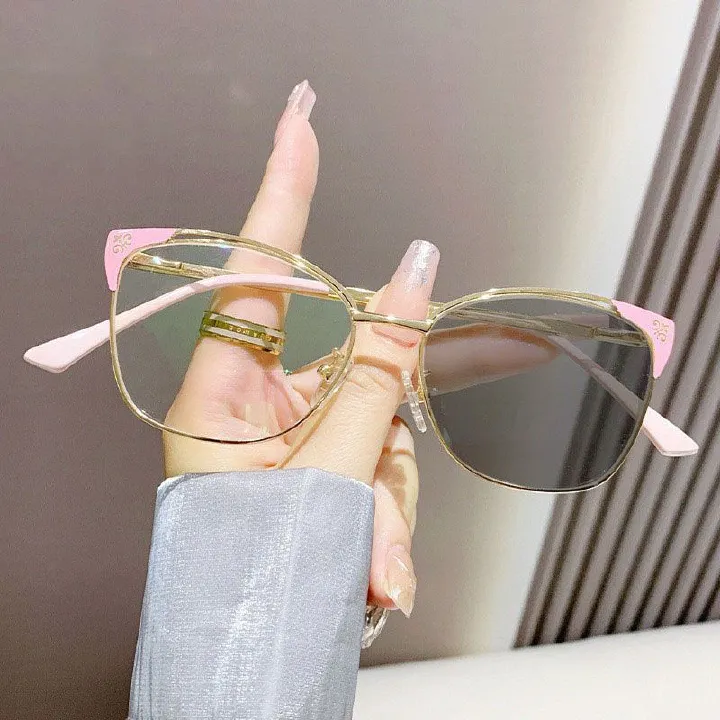 New Fashion Woman Metal Square Anti Blue Light Glasses Photochromic Eyeglasses Frames for All Face Photogray Outdoor