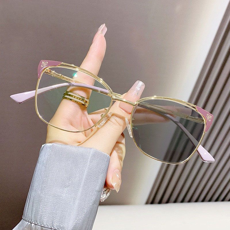 New Fashion Woman Metal Square Anti Blue Light Glasses Photochromic Eyeglasses Frames for All Face Photogray Outdoor