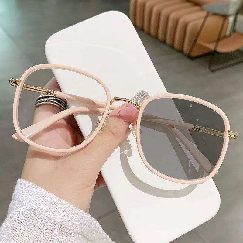 Hot Selling Anti Blue Light Resistant Color Changing Glasses Fashionable Round Frame Trendy Photochromic Eyewear Eyeglasses