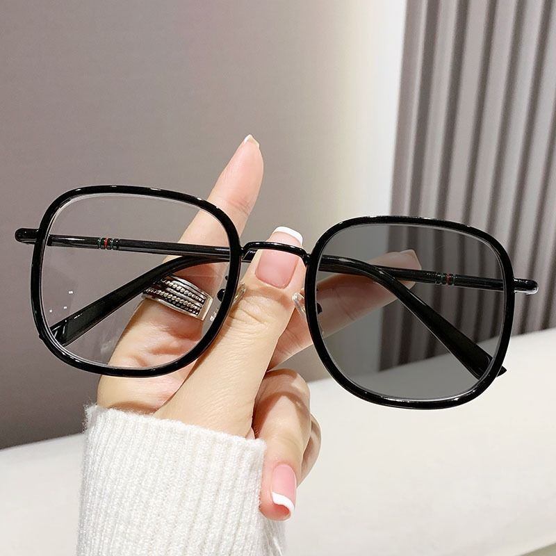 Hot Selling Anti Blue Light Resistant Color Changing Glasses Fashionable Round Frame Trendy Photochromic Eyewear Eyeglasses