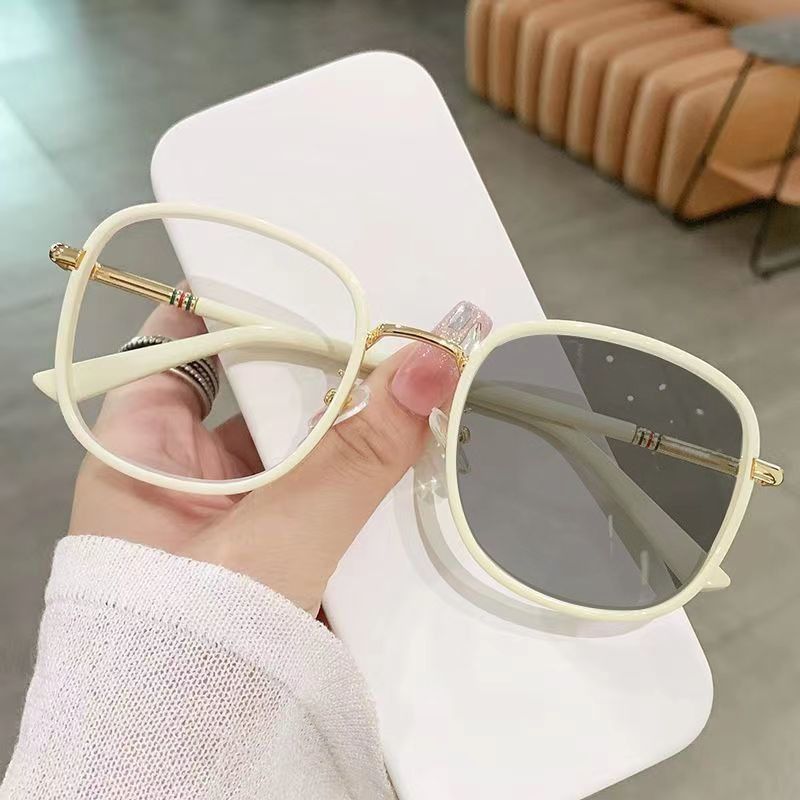Hot Selling Anti Blue Light Resistant Color Changing Glasses Fashionable Round Frame Trendy Photochromic Eyewear Eyeglasses