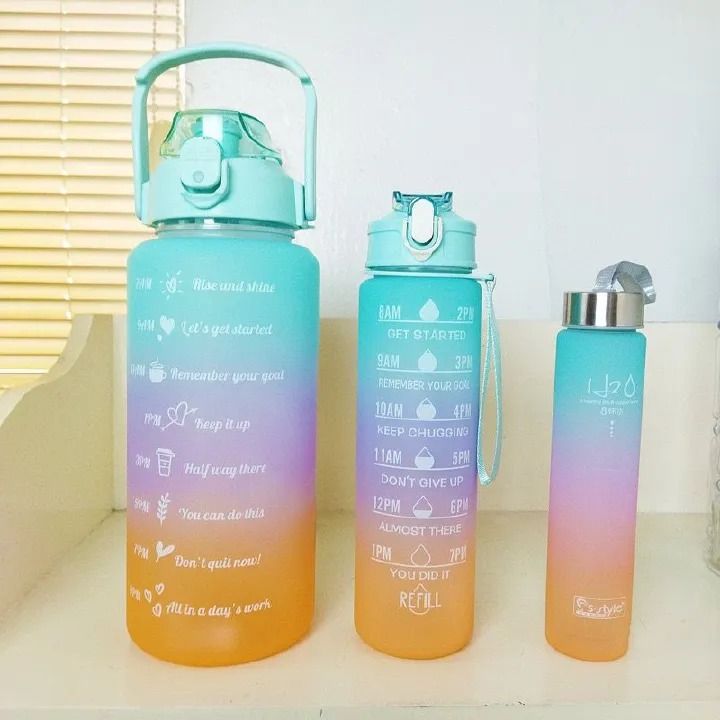 3 in 1 Motivational water bottle with time stamps, leak proof cup with straw and safety lock, adjustable strap. Made of food grade plastic bottle and silicone straw, convenient for drinking water.