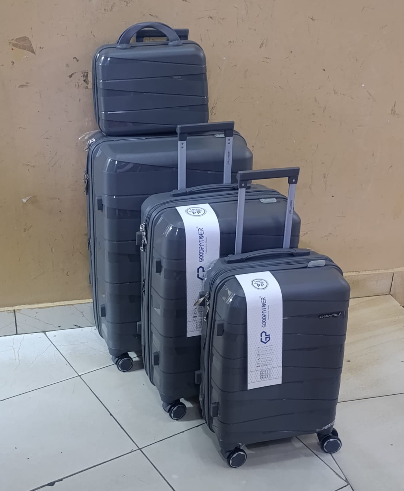 *4 in 1 Luxurious unbreakable Suitcase*
Zipper closure frame.
▪️360 Easy-glide spinner wheels.
▪️Telescopic handle system locks in multiple levels to adapt.
▪️Compression straps keep clothing neatly p