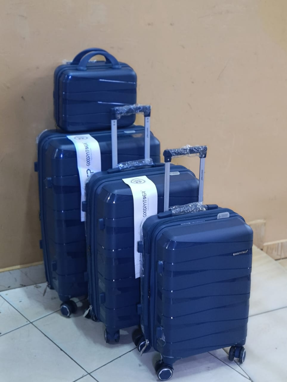 *4 in 1 Luxurious unbreakable Suitcase*
Zipper closure frame.
▪️360 Easy-glide spinner wheels.
▪️Telescopic handle system locks in multiple levels to adapt.
▪️Compression straps keep clothing neatly p