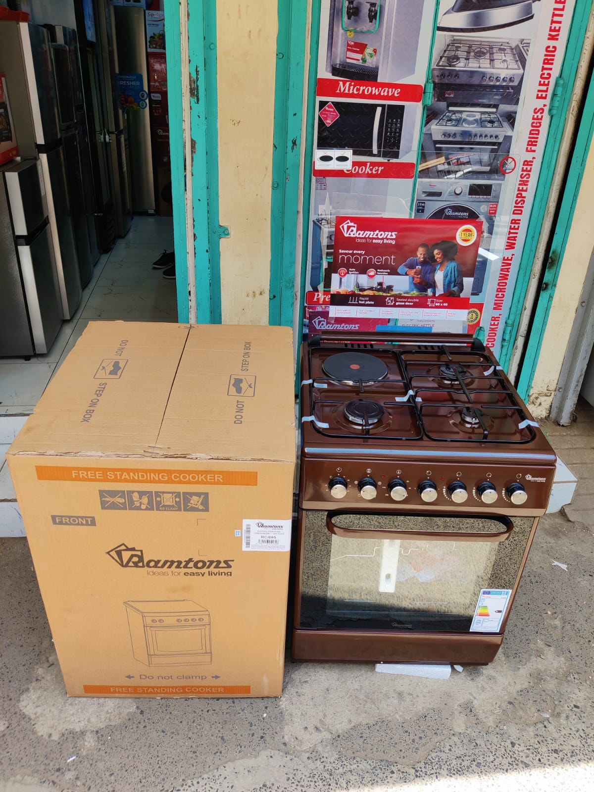 Ramtons Cooker 3G+1E 60X60Cm RC805 (BROWN) 🟤
Features*
°Rapid Hot plate
°Auto Ignition
°Enamel Pan Support
°Grill
°Rotisserie for roasting
°Oven lamp
°Mechanical timer
°Molded side racks
°Enamel Tray