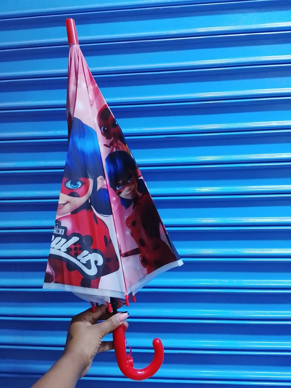 Cartoon-Themed Kids Umbrella
Make rainy days fun and exciting with this adorable Cartoon-Themed Kids Umbrella! Designed with bright, playful cartoon characters, it brings smiles to every little face w