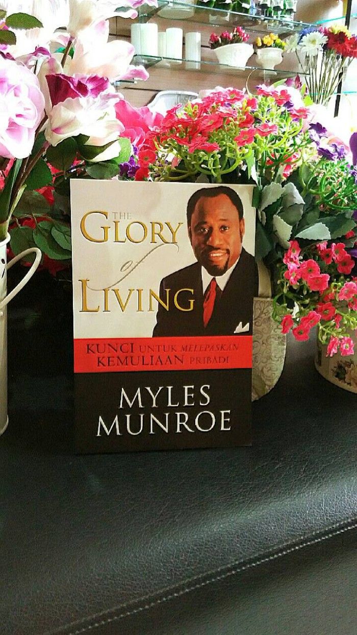 😇THE GLORY LIVING . Munroe surgically removes the religious rhetoric out of this most-oft-used word -- glory -- replacing it with words that will draw you into the powerful Presence of the Lord. The