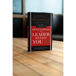 Developing the Leader Within You revolutionized the way leaders are made and in the process sold more than one million copies. Now John Maxwell returns to his classic text to include the leadership in