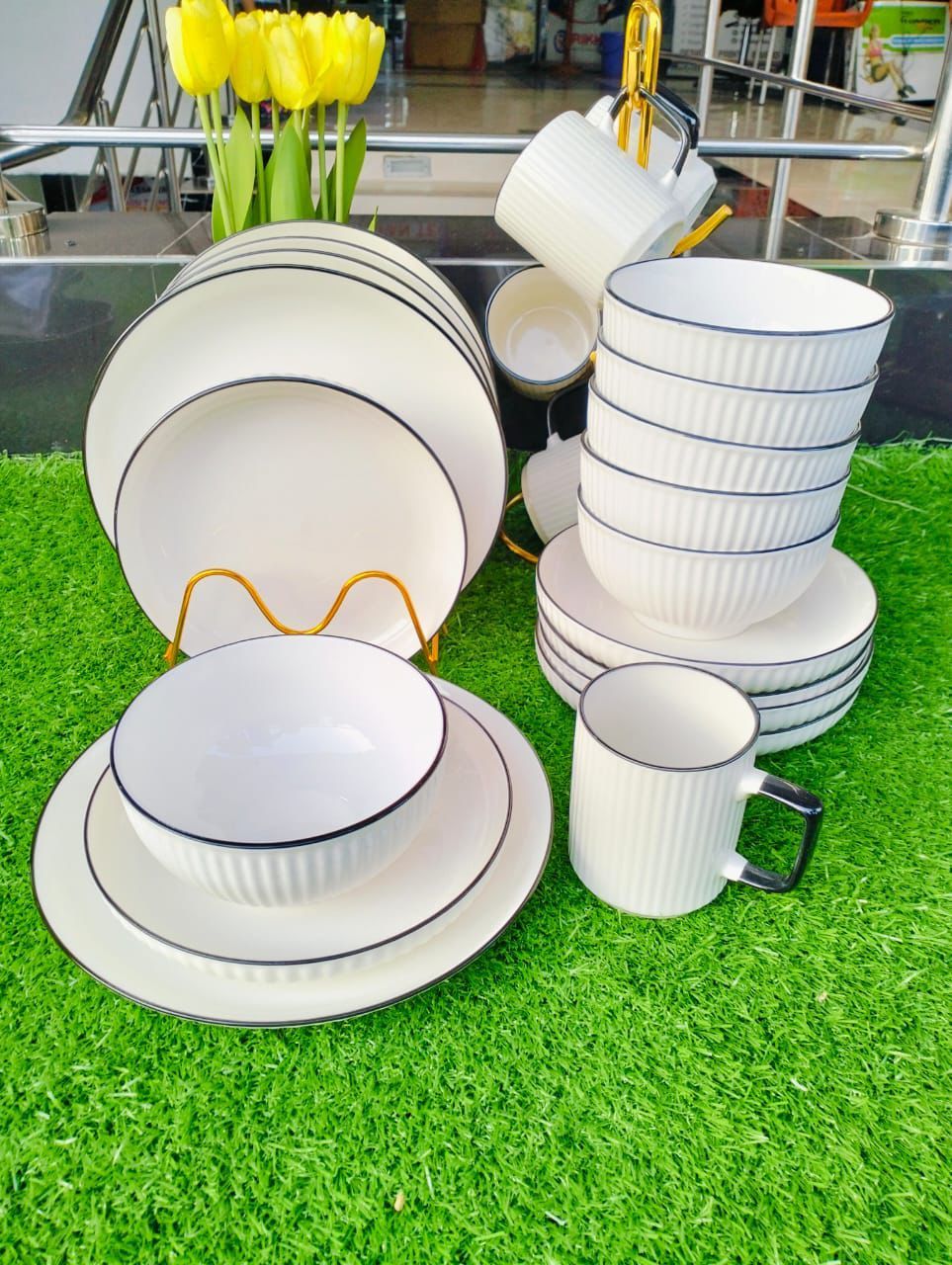 24pcs Concise white with black rim dinner set Comes with ;6 dinner plates, 6 side plates ,6 bowls ,6 mugs