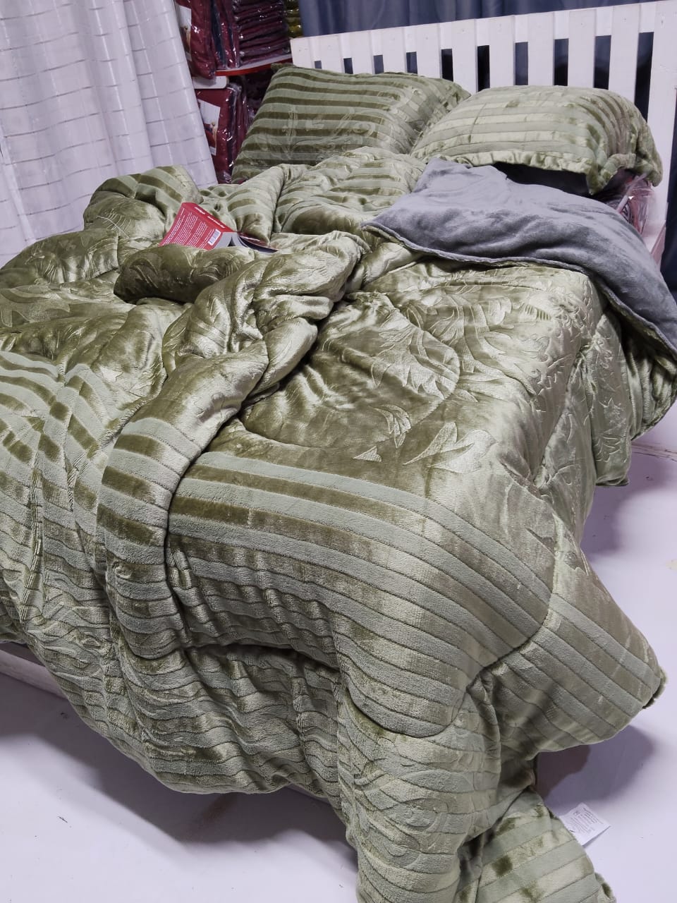 New in ‼️‼️‼️6by7 4pcs set Silk Duvets Available(Silk duvet :1pc,Bedsheet: 1pc,Pillowcases: 2pcs)