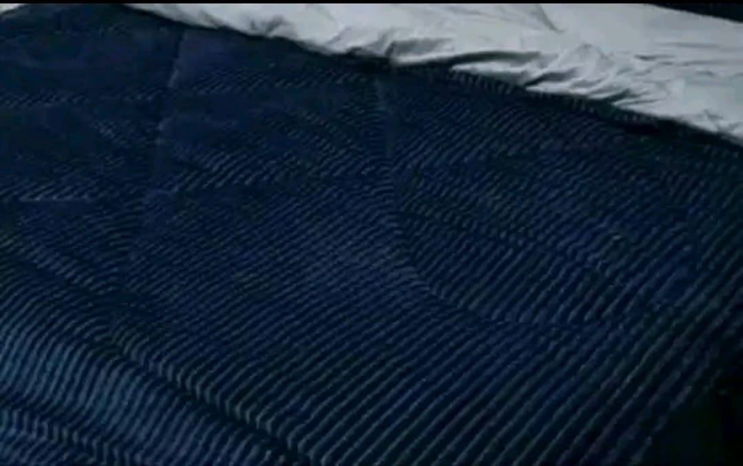 [CLEARANCE OFFER]] 1pc Single Velvet Woolen Duvet: No bedsheet, no pillowcases