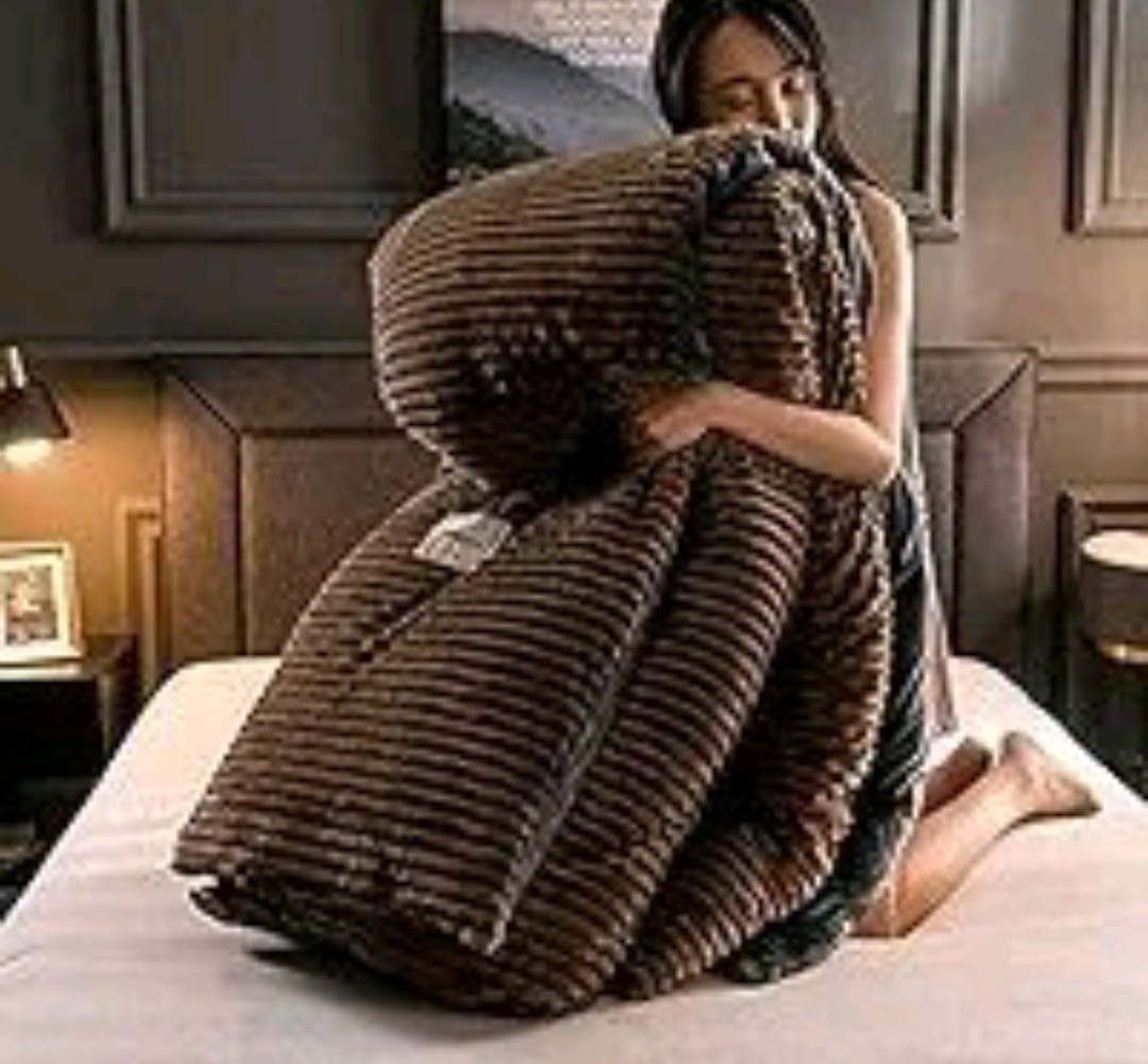 [CLEARANCE OFFER]] 1pc Single Velvet Woolen Duvet: No bedsheet, no pillowcases