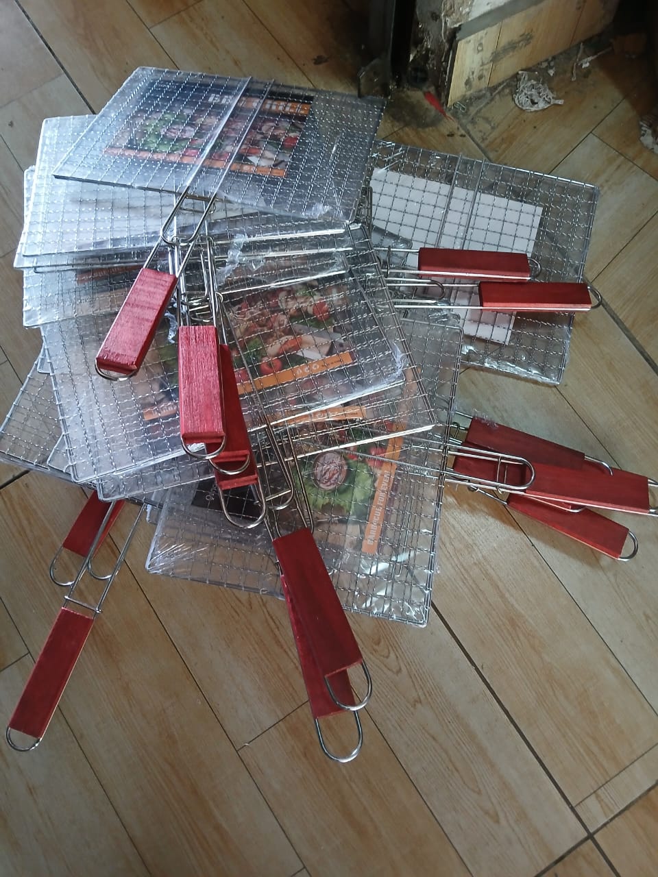 🍠🪄Stainless Steel BBQ Fish Meat Net Barbecue Grill Mesh Wire.Made of stainless steel material, easy cleaning and durable.

Suitable for roasted leek and small yellow croaker and so on.

Comfortable