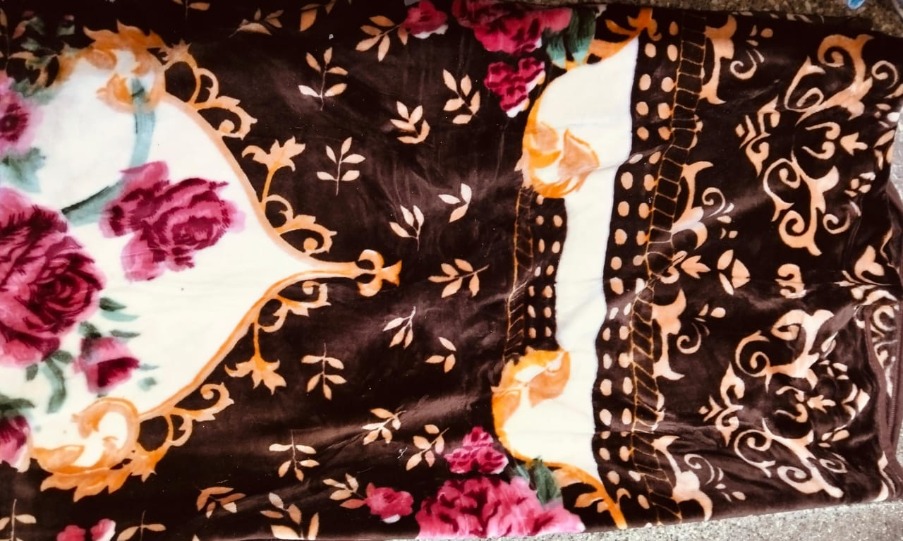 5*6 Velvet Heavy Blanket Soft & Warm -So Beautiful.Super Soft and smooth
Very warm and comfortable
Easy to Clean
Easy to dry after washing
Good for all ages- from babies, grannies, dad, mummy, couplin