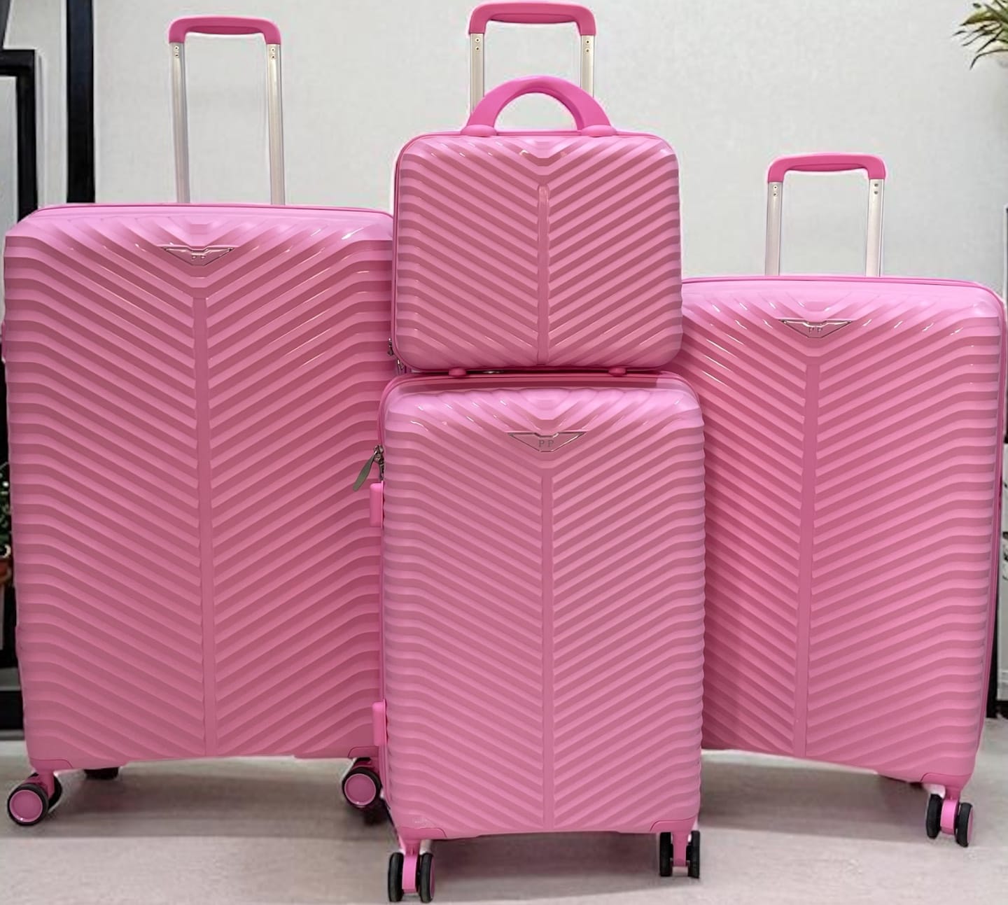 🦋CLASSY TRAVELLING🤑Fashion 4 IN 1 UNBREAKBLE LAXURIOUS RUBBER SUITCASE BRIEFCASE TRAVEL BAG🎊Made of high-quality materials 
Sleek and stylish design
4-in-1 design 
Hard outer shell for protection F