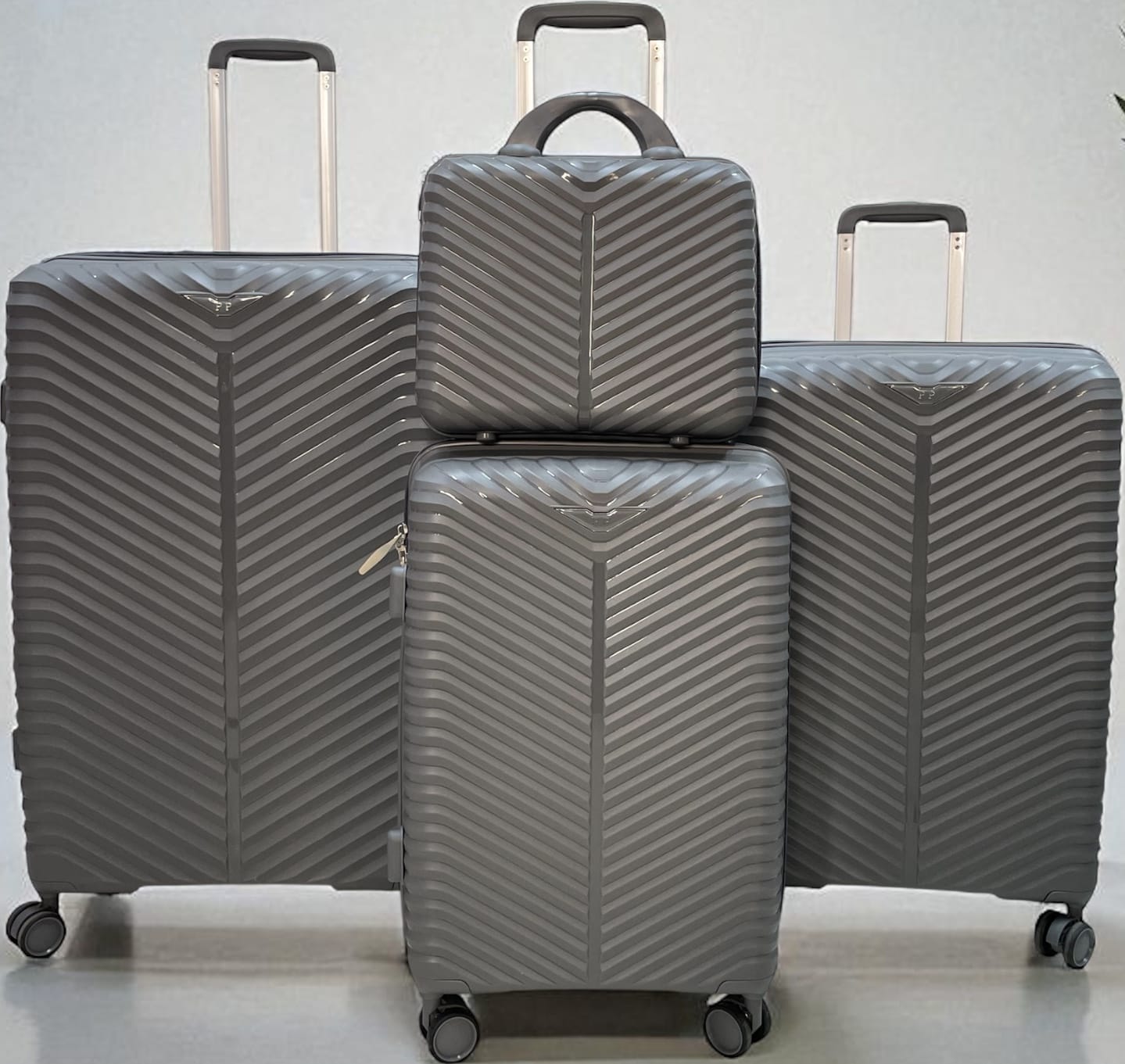 🦋PRICE DROPPED🤑Fashion 4 IN 1 UNBREAKBLE LAXURIOUS RUBBER SUITCASE BRIEFCASE TRAVEL BAG🎊Made of high-quality materials 
Sleek and stylish design
4-in-1 design 
Hard outer shell for protection FROM