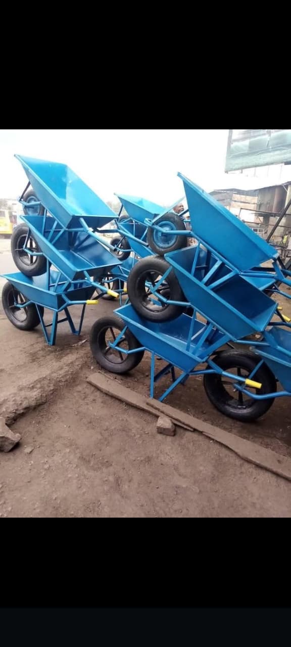 GOOD DURABILITY🎇Wheelbarrow Standard Size🤑Its has a fairly large wheel which assist the wheelbarrow in muddy areas. has bearings on the wheel which in turn is easy to push and you will use less ener