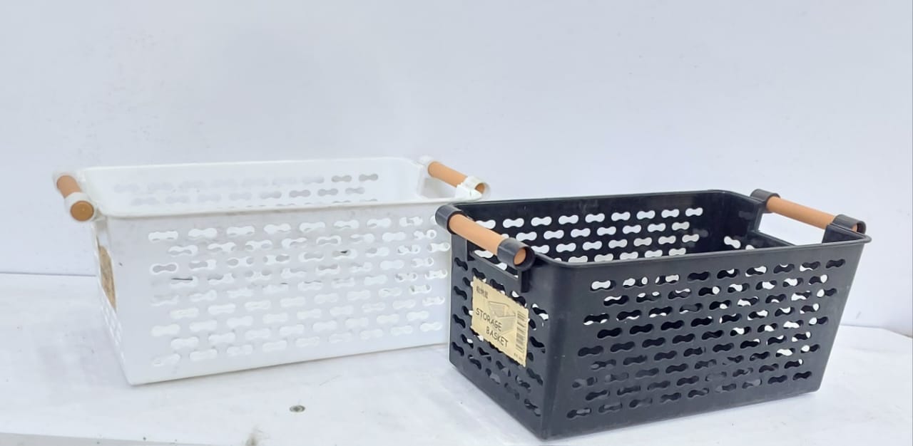 ✨BACK IN STOCK🔥💥

*Multi~purpose storage baskets Kitchen storage basket, plastic multi-functional vegetable fruits rack with cover storage. It is made of environm

*Available Colour BLACK AND WHITE*