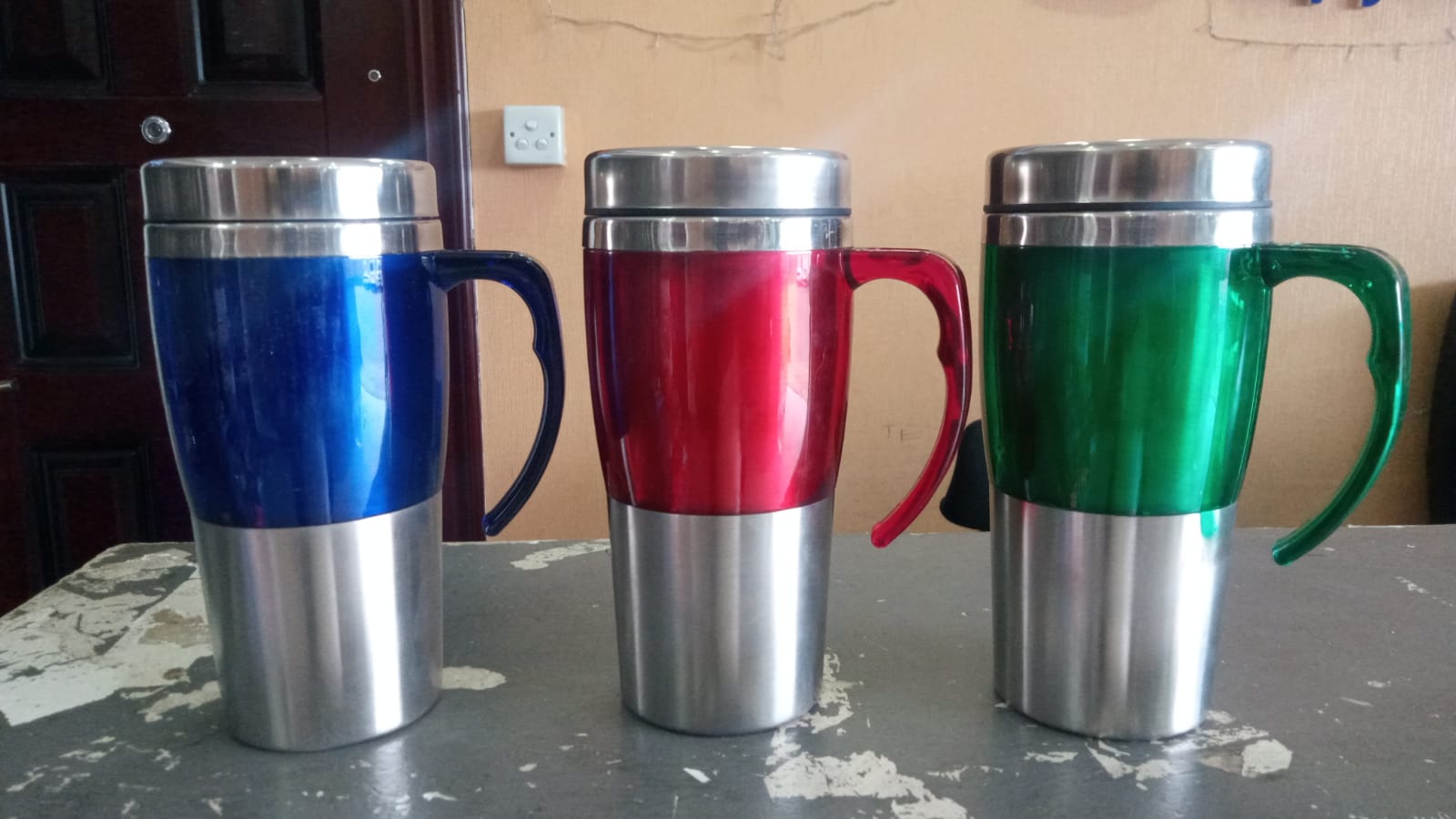 TRAVEL MUG. 500ml travel mug, it has rubber on the lid that makes it leakproof make ing it easy for you to carry it stress free, the container is made of stainless steel which makes it very healthy