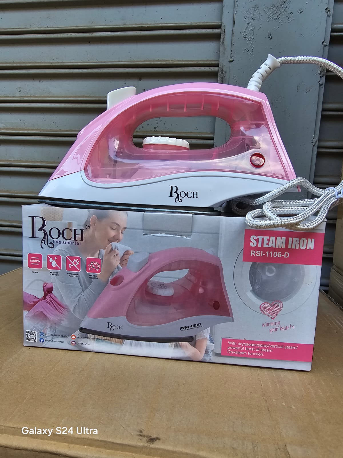 🫰LIVE SMARTER 💅Roch steam iron box Compact convenient and durable
Portable/ easy to carry when travelling
Teflon nonstick sole plate
Push button to steam
Folding handle
Temperature control
Irons all
