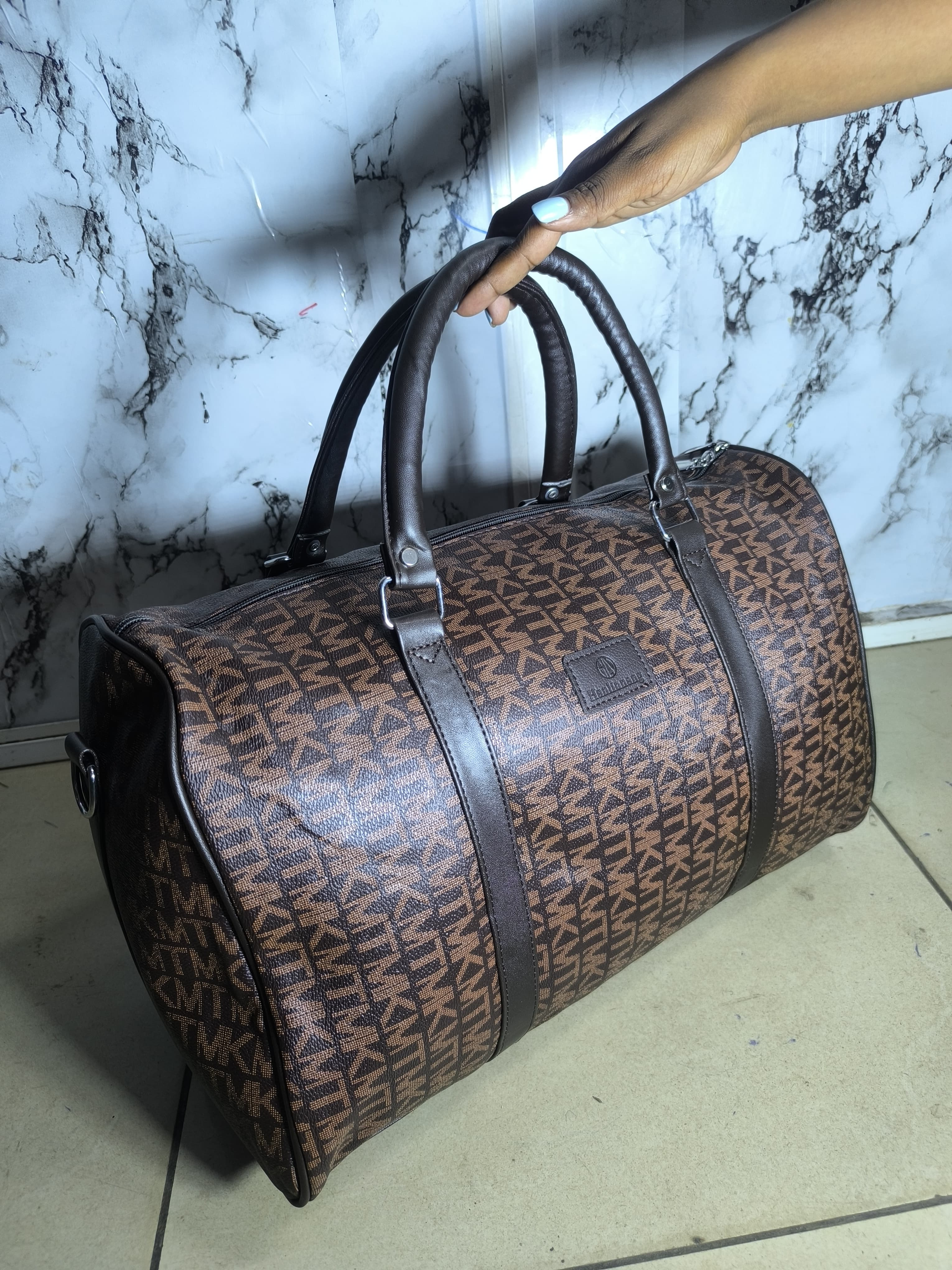 Leather Duffle Bag – Travel in Timeless Style 🧳✨
Crafted from premium leather, this classic duffle bag blends elegance with everyday practicality. Designed for versatility, it’s the perfect companion