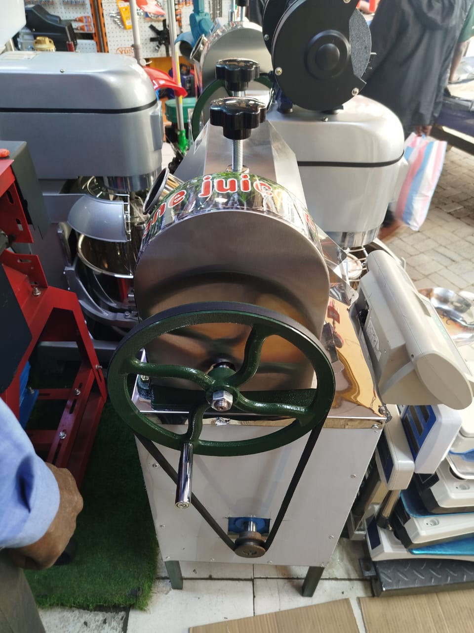 Sugarcane Juice Extractor Machine – Powerful, Hygienic & High Yield 🍹
Extract fresh, healthy sugarcane juice with this commercial-grade Sugarcane Juice Extractor Machine. Made from high-quality stain