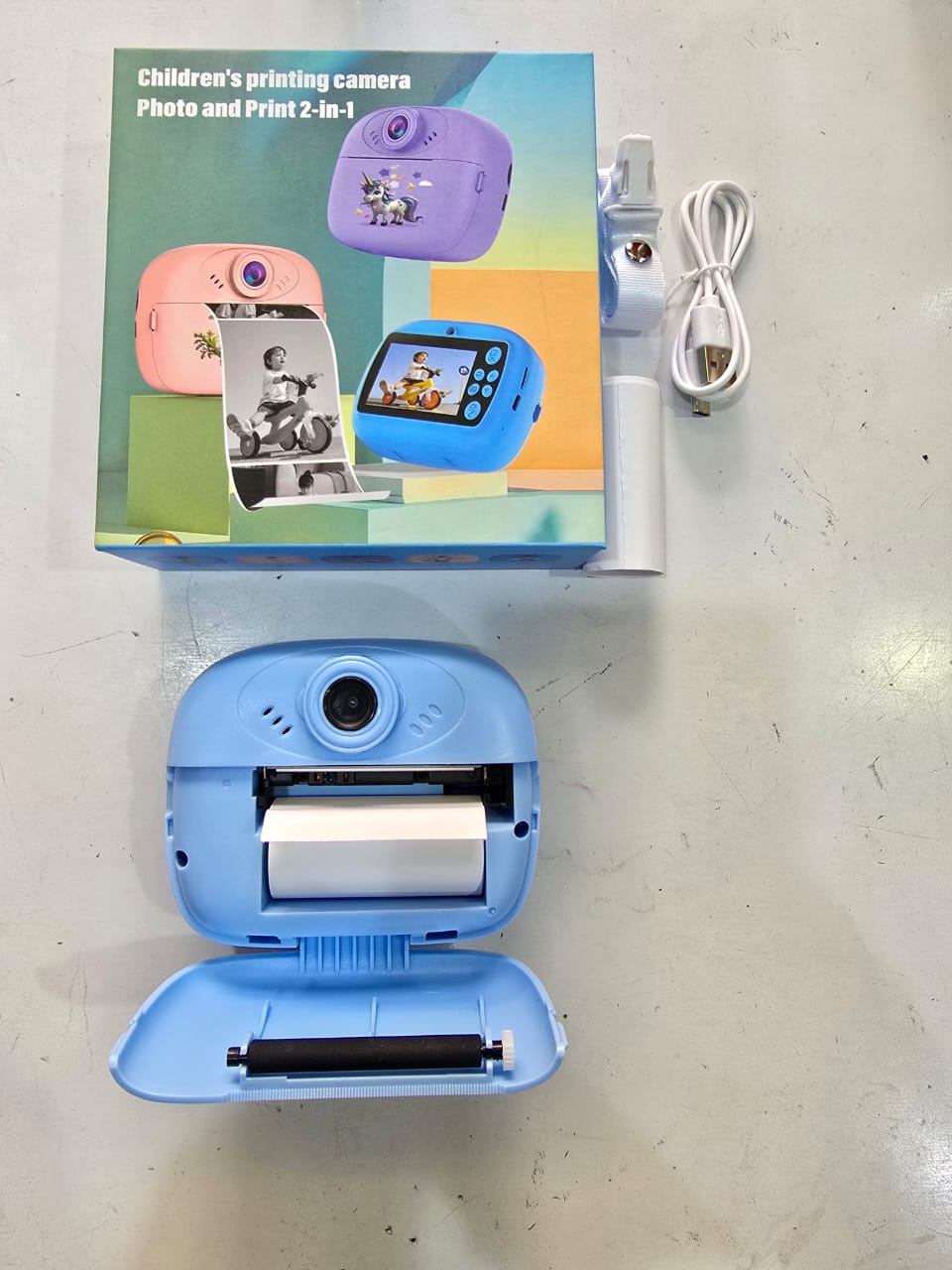 children's instant printing camera, a "Photo and Print 2-in-1" device designed for young photographers. 
Instant Printing: This camera uses ink-free thermal printing technology to produce black-and-wh