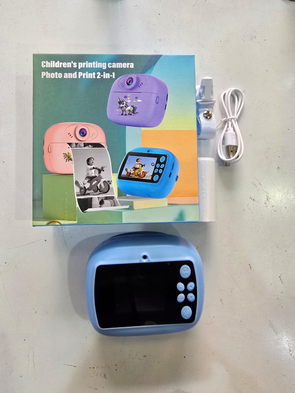 children's instant printing camera, a "Photo and Print 2-in-1" device designed for young photographers. 
Instant Printing: This camera uses ink-free thermal printing technology to produce black-and-wh