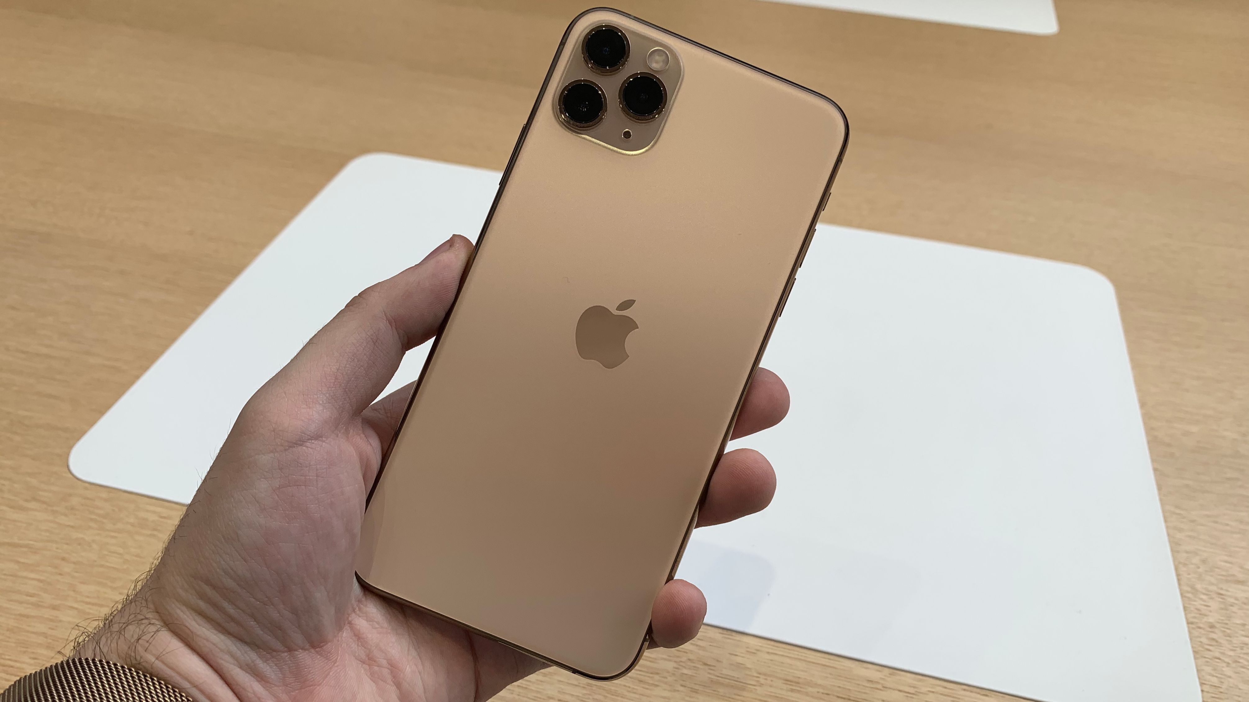 REFURBISHED  99% CLEAN IPHONE 11 PRO 256GB ROM DIPLAY 5.8 INCHES  REAR CAMERA 12MP + 12MP + 12MP FRONT CAMERA 12MP IOSS 26.3