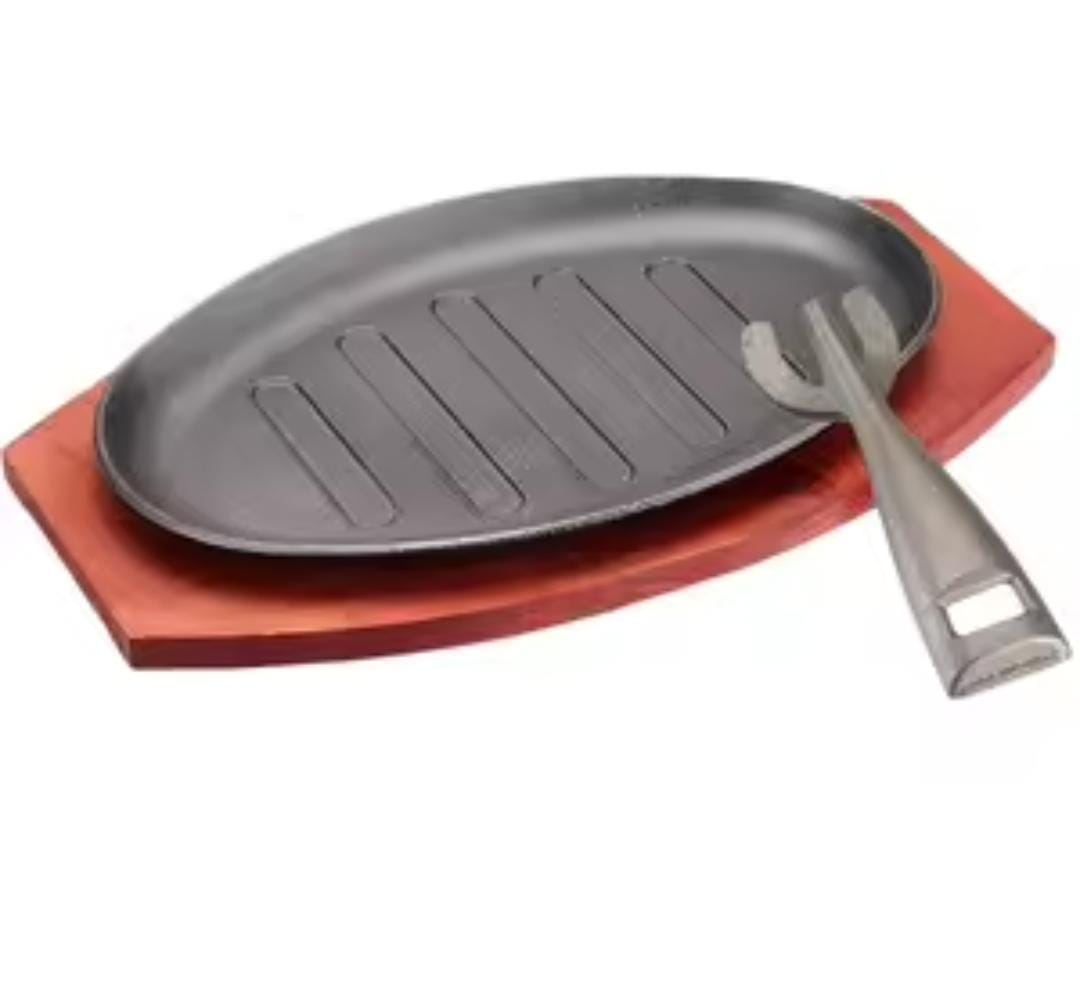 Back in stock* 🎊🎊🥳🥳🎊 *Cast iron hot sizzling plate on wooden tray *Available in OVAL shape and ROUND SHAPE