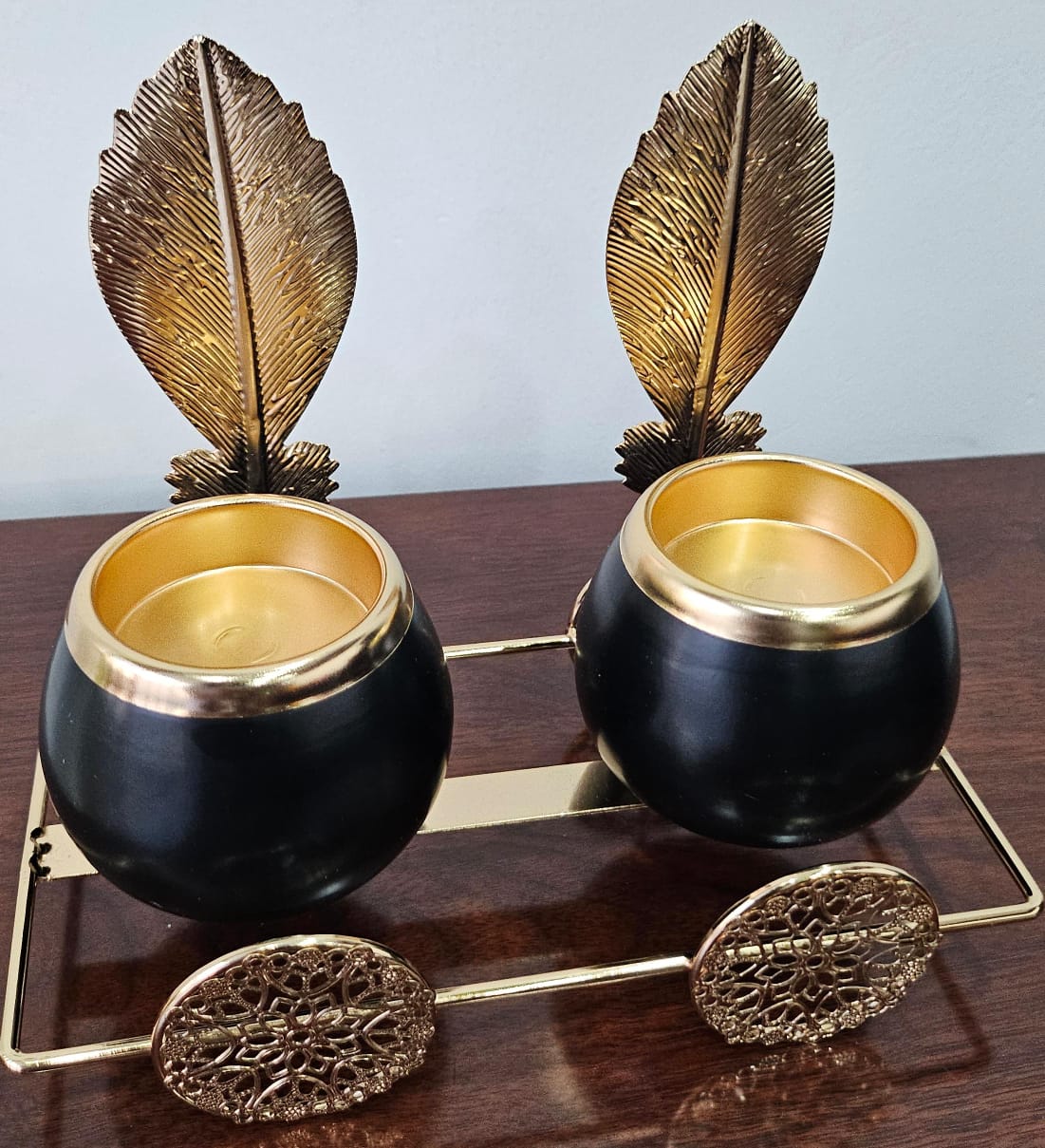 2in1 Ceramic Candle Holder In Gold Leaf Stand Now Available In Black Or White  Perfect for living room décor
Ideal for creating a relaxing atmosphere