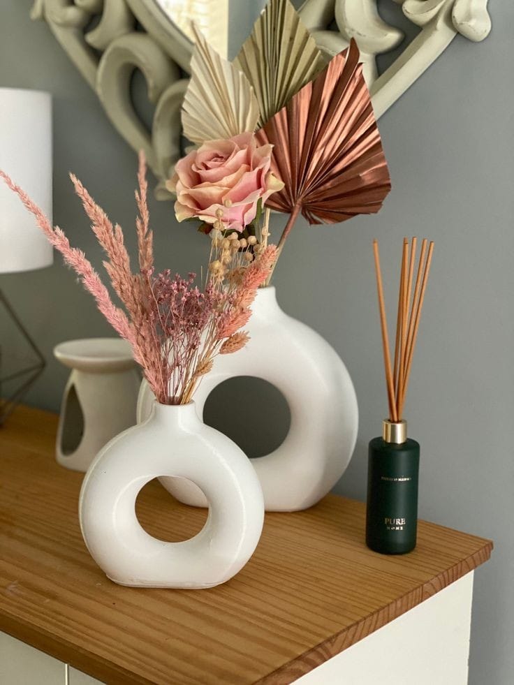 🌷Porcelain ceramic 2in1 elegant decor Donut flower vases 
Available in white