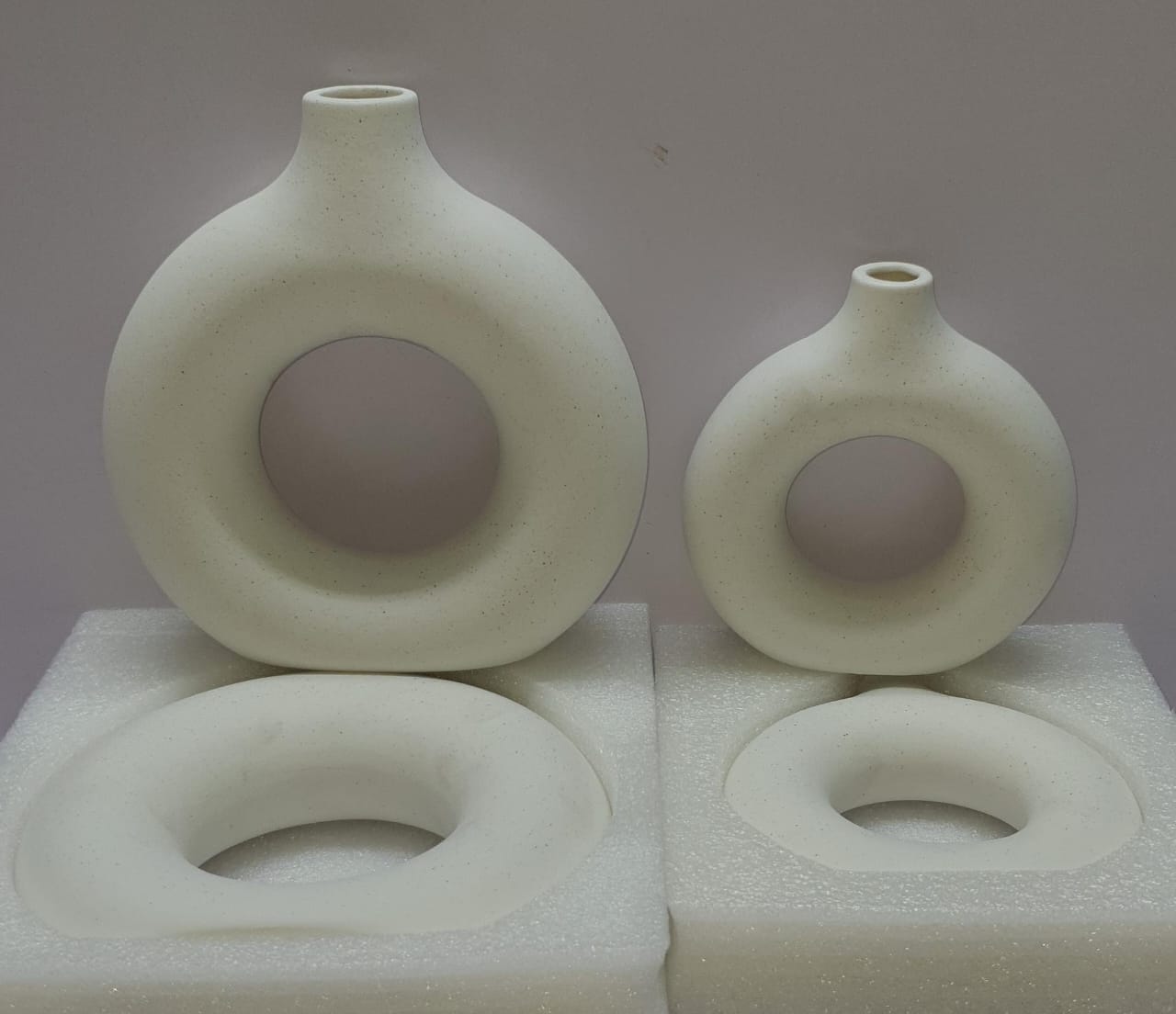 🌷Porcelain ceramic 2in1 elegant decor Donut flower vases 
Available in white