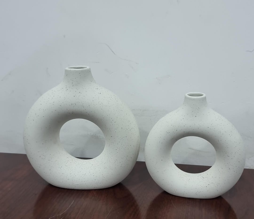 🌷Porcelain ceramic 2in1 elegant decor Donut flower vases 
Available in white