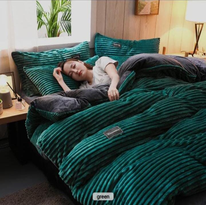 High quality warm Velvet  Duvets  Size: 6*6/6*7
🪄Duvet with 1pc fleece bedsheet and 2pillowcases

 〰Can fit 4*6,5*6,6*6