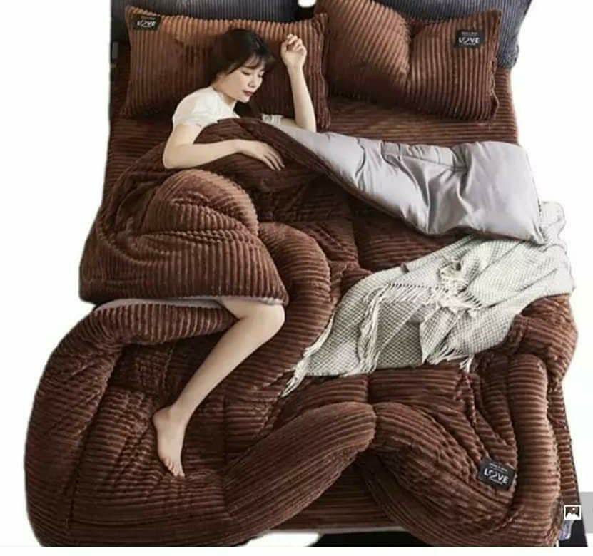 High quality warm Velvet  Duvets  Size: 6*6/6*7
🪄Duvet with 1pc fleece bedsheet and 2pillowcases

 〰Can fit 4*6,5*6,6*6