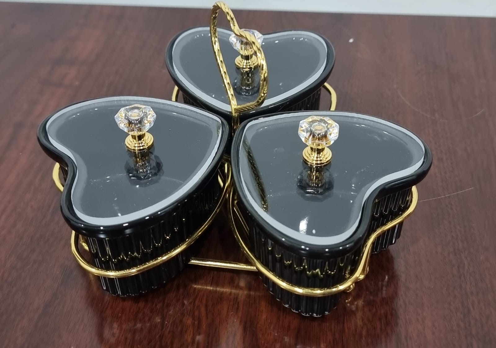 New arrivals❗❗
JD8682 Set of 3 Ceramic Love Shape Sugar Bowls Acrylic Lids on Gold Metal Rack