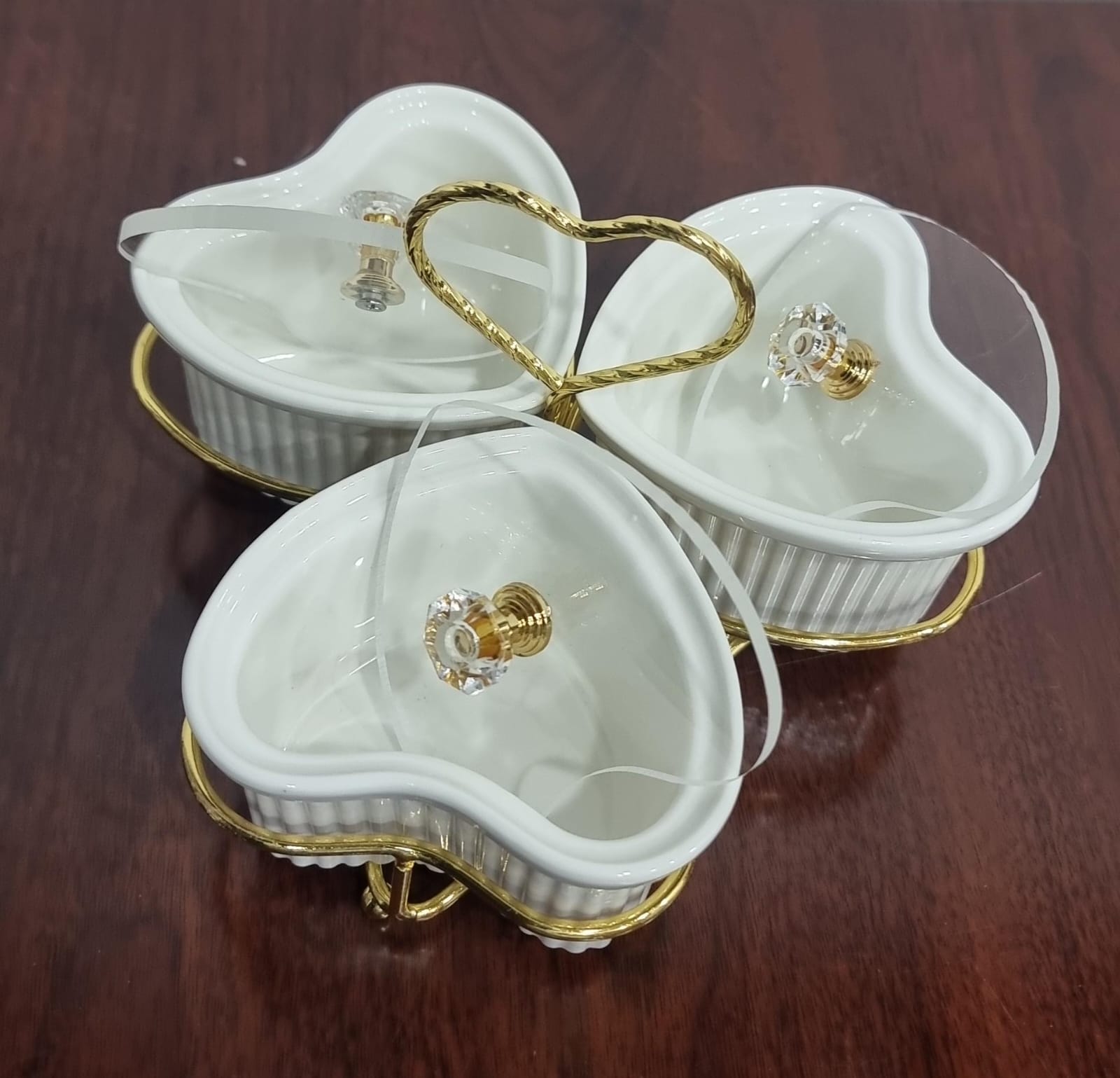 New arrivals❗❗
JD8682 Set of 3 Ceramic Love Shape Sugar Bowls Acrylic Lids on Gold Metal Rack