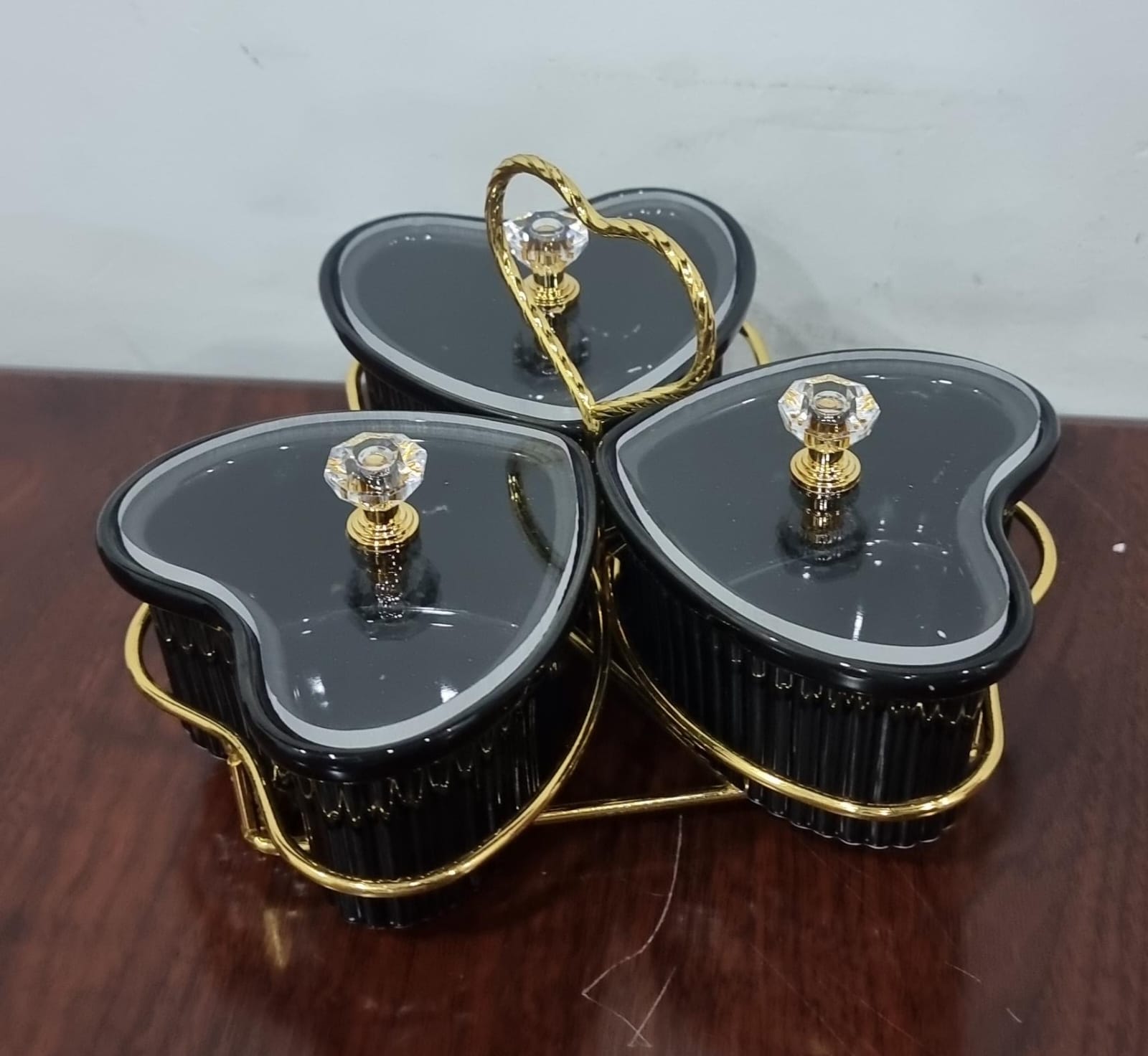 New arrivals❗❗
JD8682 Set of 3 Ceramic Love Shape Sugar Bowls Acrylic Lids on Gold Metal Rack