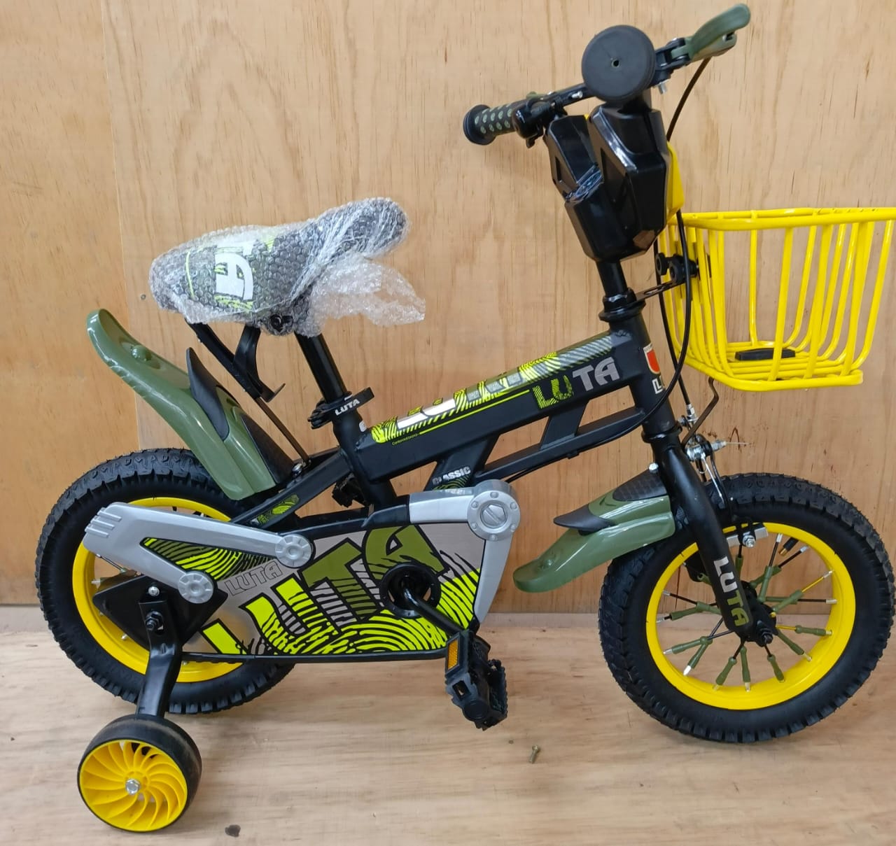 Luta size 12 kid bicycle available in Pink
Green/yellow
Durable tires for a smooth ride

V-brakes for quick and easy stopping