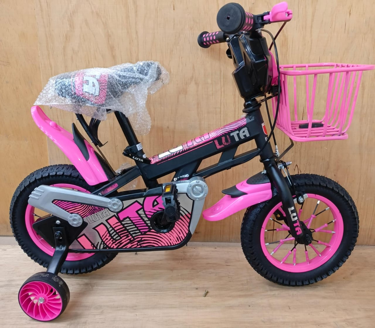 Luta size 12 kid bicycle available in Pink
Green/yellow
Durable tires for a smooth ride

V-brakes for quick and easy stopping