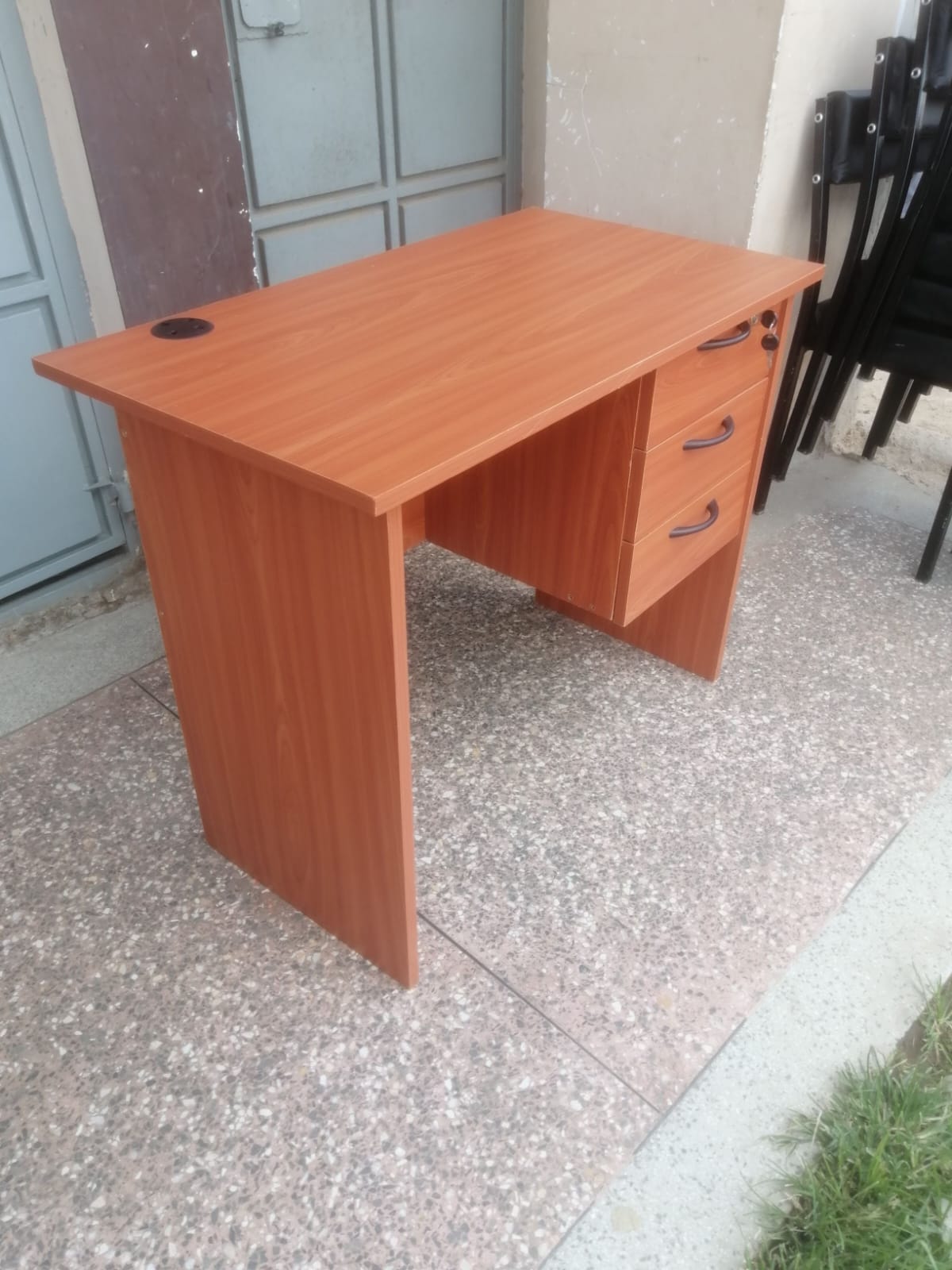 Executive Office desk available in icolour brown 
Wooden made

Portable

Made of hardwood wood