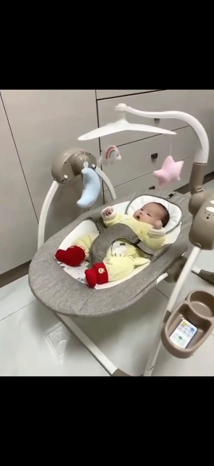 ELECTRIC REMOTE SWING BABY CRADLE
Full auto electric cradle for baby of 0-9month, gently swing cradle and arch lying bed let baby feel the same cozy and sense of security like lying in mom's arm.